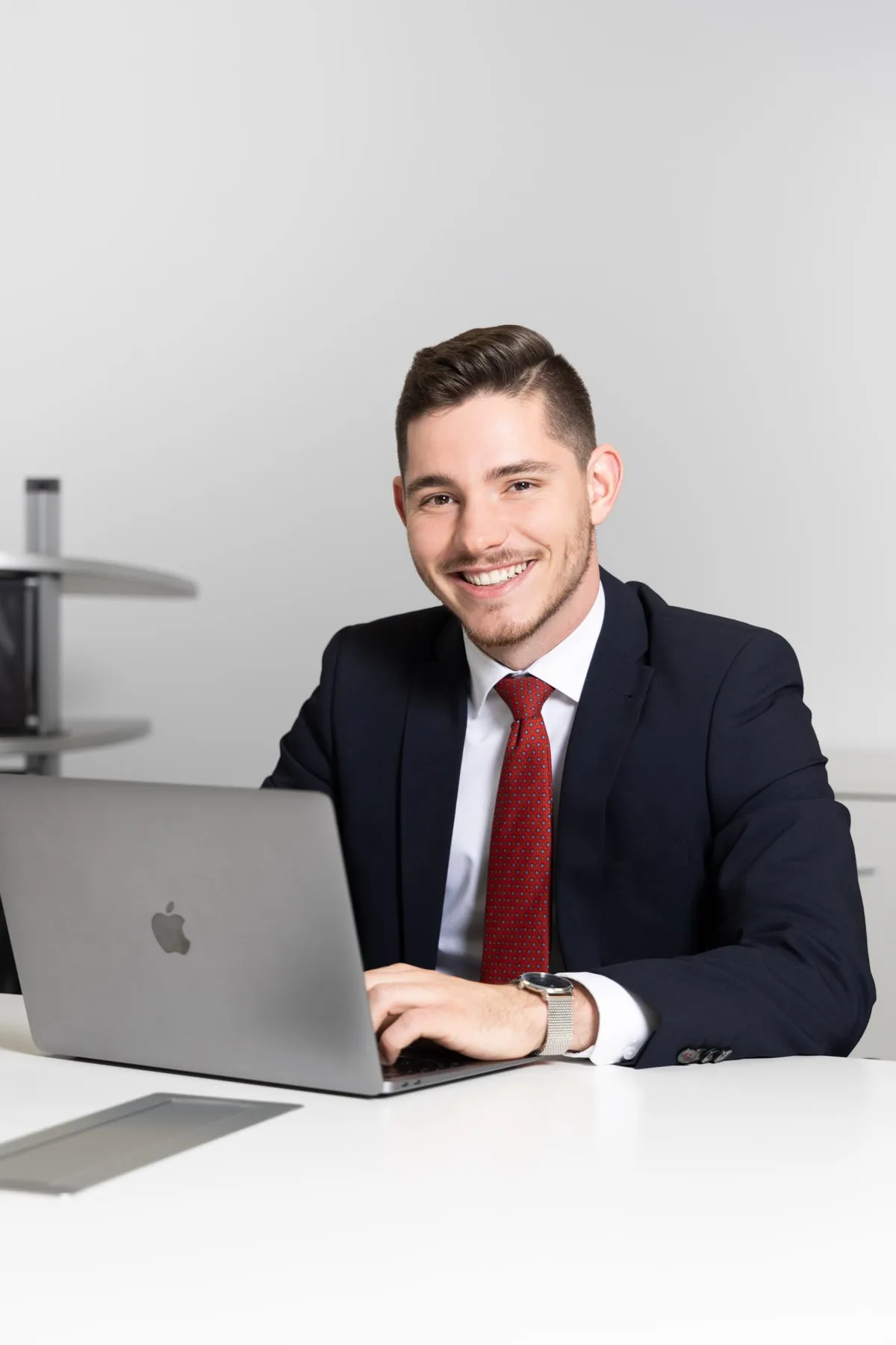 Lukas Bruck an seinem Arbeitsplatz